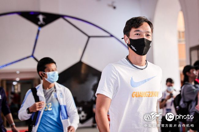 被员工以为是没钱赚，没士气，没前程，没妞泡的老字号梅花油公司，周一到周六的上班糊口死板无味。员工个个空虚懒惰，毫无规律性，上班迟到更是屡见不鲜。周师长教师（詹瑞文 饰）是这家公司的司理，喜好调戏女员工，剥削员工工资。而公司还出缺乏性爱的管帐小虾（杨诗敏 饰），鄙陋的行政阿泰（邓智坚 饰），自然呆的性感秘书Rachel（吕慧仪 饰）和大哥色衰的洁净员年夜阿姨几位人员。几小我过着打工仔的糊口，整天性空想无所事事。但是有一天，周司理接到年夜老板的德律风，公司被中国成人保健团体收购，公司人事和市排场临全新调配。感应危机的几人决议同一阵线，一致匹敌新公司。一袭人来到新公司，新公司的总裁Pink（赵彤 饰）在进职第一天就颁布发表，他们划进催情喷鼻薰油部分，薪资将上涨百分之五十，但是几人中，将有人面对裁人。面临这惨烈的竞争，几人只得打起十二分的精力插手到新公司的培训中…该片改编自舞台剧《潮性办公室》。